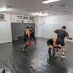 今日の選手練習。
最初にお尻の筋肉を使えるように「いわゆるケツに乗る」動作を前後左右いろんな方向で繰り返し、お尻の筋肉を使う感覚を体にインプット。
その後、実際のパンチやキック、タックルなどの動きのドリルを繰り返す。
スッ、パッと無意識でできるまで身体に落としこんで行きましょう。
練習メンバーどんどん試合が決まっていってます。応援よろしくお願いします！

#パーソナルトレーニング #パーソナルトレーナー #トレーニング #ジム  #筋肉 #筋トレ #ワークアウト #ダイエット #リバーサルジム新宿mewe #sinjuku #新宿 #yoyogi #代々木 #外苑前  #kickboxing  #空手 #karate #格闘技 #キックボクシング #MMA #総合格闘技 #六本木 #パフォーマンス